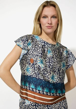 Top à manches courtes avec un imprimé floral bleu marine, bleu et crème, agrémenté d'un accent rayé marron au bas. Tissu léger.