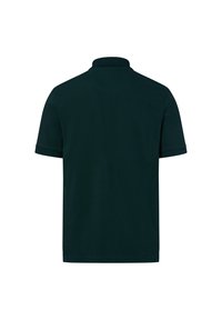 Ciemnozielona koszulka polo z klasycznym kołnierzykiem, krótkimi rękawami i gładką bawełnianą fakturą. Prosty design, bez wzorów czy ozdób.