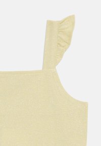 Gul topp med en teksturert, glitrende finish. Har en enkelt skulderstropp med en rynkete aksent. Enkel, tettsittende design.