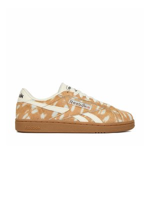Niedrig geschnittener Reebok-Sneaker mit braun-weiß geflecktem Fellmuster, weißen Streifen, Gummisohle und Reebok-Branding an der Seite und Ferse.