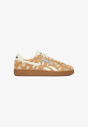 Niedrig geschnittener Reebok-Sneaker mit braun-weiß geflecktem Fellmuster, weißen Streifen, Gummisohle und Reebok-Branding an der Seite und Ferse.