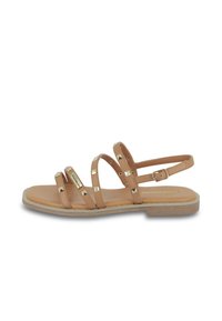 Sandali piatti beige con più fasce intrecciate. Presentano borchie metalliche e una chiusura con fibbia. Soletta testurizzata e suola leggermente testurizzata.