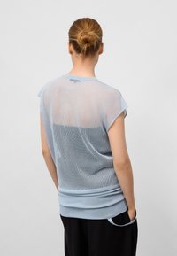 ADOLFO DOMINGUEZ T-shirt med print - light blue