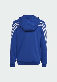 Felpa con cappuccio blu con strisce bianche sulle spalle. Presenta una tasca a marsupio e polsini e orlo a coste. Tessuto morbido.