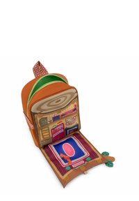 Mochila de tela naranja con un interior verde, que presenta un colorido bolsillo delantero ilustrado diseñado como una acogedora cocina.