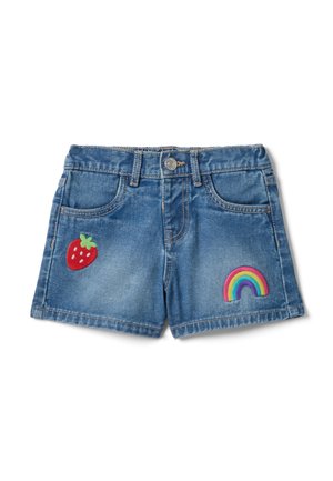 Jeansshorts für Kinder mit Vordertaschen, Knopfverschluss, einem roten Erdbeer-Aufnäher am linken Bein und einem Regenbogen-Aufnäher am rechten Bein.
