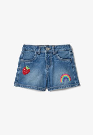 Jeansshorts für Kinder mit Vordertaschen, Knopfverschluss, einem roten Erdbeer-Aufnäher am linken Bein und einem Regenbogen-Aufnäher am rechten Bein.