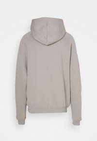 Szürke kapucnis pulóver raglán ujjal. Puha, texturált anyag; bordázott mandzsetták és szegély; látható logók vagy jellegzetes minták nélkül.