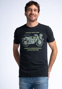 Černé bavlněné tričko s grafickým motivem zeleného motocyklu a textem "Hawaiian Kahua Trail" v retro písmu. Krátké rukávy, kulatý výstřih.