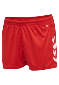 Shorts de sport rouges en tissu léger avec une taille élastique. Design en chevrons blancs sur le côté et logo à l'avant.