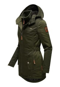 Olijfgroene parka-jacket met een capuchon, ritssluiting, zijzakken, verstelbare taille en textuurstof. Inclusief bruine accenten en logopatch.