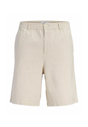 Short beige longueur genou avec fermeture à bouton, taille élastique, passants pour ceinture et un ourlet simple sur fond blanc uni.