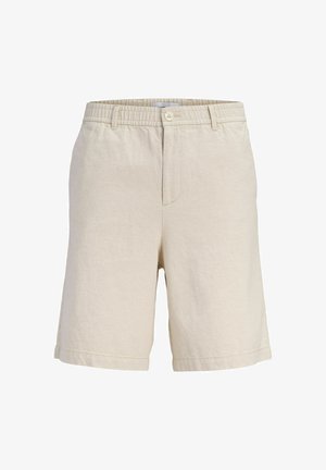 Short beige longueur genou avec fermeture à bouton, taille élastique, passants pour ceinture et un ourlet simple sur fond blanc uni.