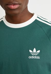 adidas Originals STRIPES - Ilgarankovis viršutinės dalies drabužis - mineral green