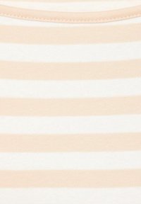 Bomullstyg med växelvis beige och vita horisontella ränder. Slät textur med rundad halsringning. Sömmarna är fint avslutade.