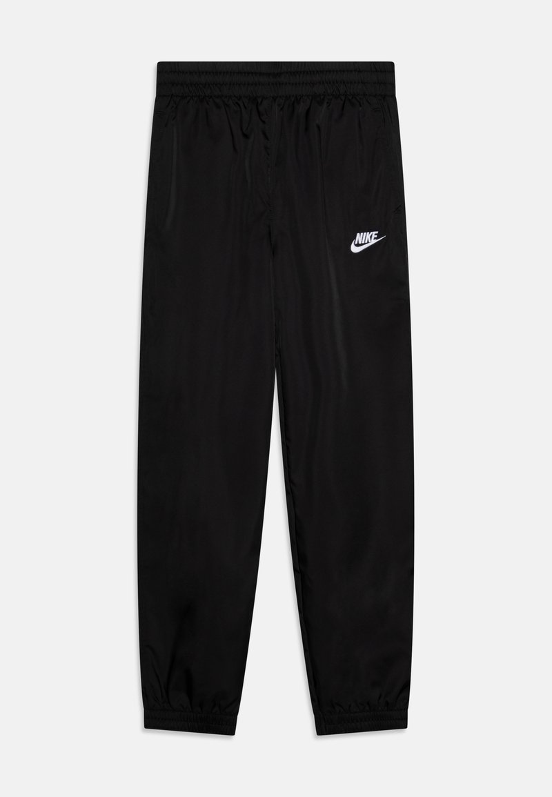 Melnas sporta bikses, kas izgatavotas no gluda, viegla materiāla ar elastīgu jostasvietu un aprocēm. Uz augšstilba ir balts Nike logo.