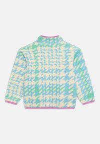 Fleece-pullover med hög krage, med ett blått, grönt och krämfärgat hundtandsmönster, samt rosa kant på ärmsluten och halsringningen.
