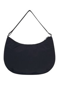 Schwarze Stoffhandtasche mit kurvenförmigem Design, glatter Textur und einem einzigen verstellbaren Tragegurt. Verfügt über einen Reißverschluss entlang der oberen Kante.