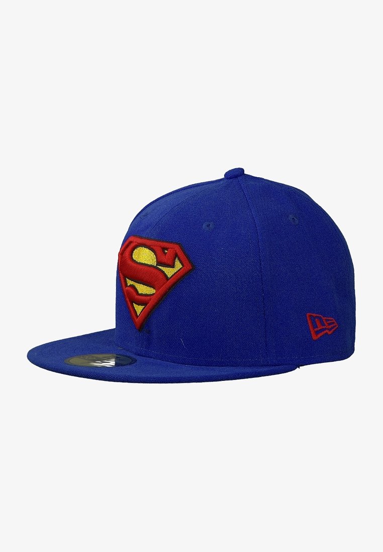 Blaues Cap mit einem starren Schirm, das vorne mit einem roten und gelben gestickten Superman-Logo und an der Seite mit einem kleinen roten Akzent-Logo versehen ist.