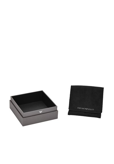 Grå pappask med matt finish och svart inredning, i kombination med en svart mockapåse med "EMPORIO ARMANI" präglat i silver.