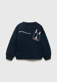 Sweater bleumarin cu mesajul "Paris Through My Lens!", o grafică a Turnului Eiffel și clipsuri roz care fixeză un design de ramă foto.