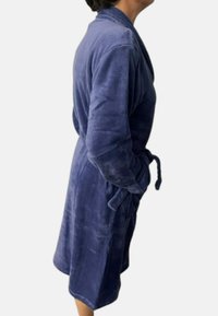 Donkerblauwe, zachte, pluche badjas met lange mouwen, een sjawlboord, een knoopriem, zijzakken en een knielange snit.