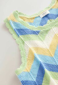 Haut sans manches tricoté avec un décolleté en forme de feston, présentant un motif en chevrons en bleu clair, vert, jaune et blanc. Fabriqué dans un matériau respirant.