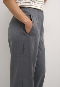 Grijze op maat gemaakte broeken met een gladde textuur, voorzien van zijzakken en plooien. Het ontwerp heeft een rechte pasvorm voor een moderne uitstraling.