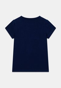 Μπλε σομόν βαμβακερό μπλουζάκι με κοντά μανίκια και στρογγυλή λαιμόκοψη. Λείο ύφασμα, απλός σχεδιασμός και καθαρές άκρες.