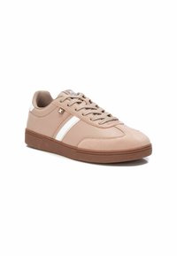 Zapatillas ligeras color beige claro con rayas blancas, diseño de cordones, parte superior de sintético suave, suela plana de goma y detalle de logo en la lengüeta.