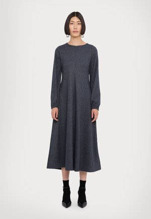 Robe à manches longues, gris foncé, avec un col rond, une silhouette fluide, un tissu texturé et des poignets élastiques. Portez-la avec des bottines.