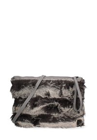 Borsa a spalla in finta pelliccia con motivo a righe grigio e nero, dotata di una tracolla in pelle grigia e chiusura con cerniera. Superficie morbida e testurizzata.