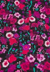 Schwarzer Stoff mit lebhaftem floralen Muster in Pink, Lila, Rot und Weiß, grünen Blättern und schwarzen Knöpfen, die entlang der Mitte angenäht sind.