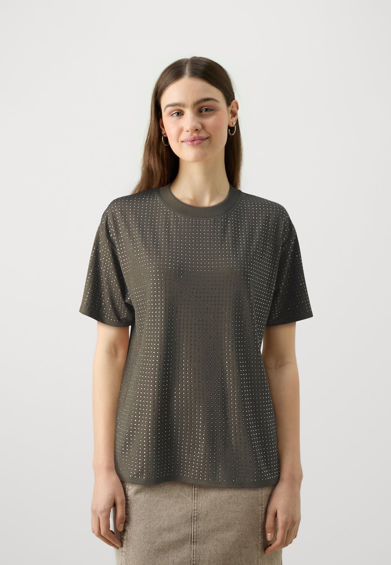 T-shirt à manches courtes gris foncé avec un motif texturé de petits trous, col rond et coupe décontractée.
