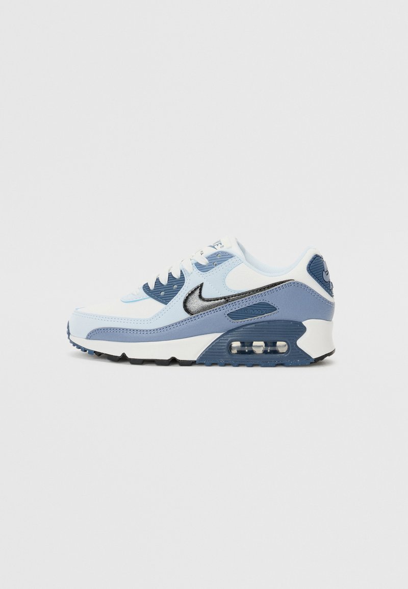Adidașii Nike Air Max 90 în nuanțe de albastru deschis și bleumarin. Prezintă materiale din plasă și piele, vârf rotunjit și sistem de amortizare vizibil în toc.