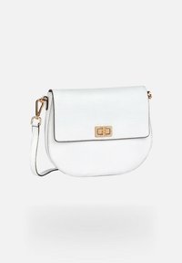 Bolso de cuero blanco tipo bandolera con forma redondeada, cierre de hardware dorado y superficie texturizada. Presenta una correa desmontable.