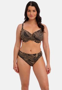 Zwart en beige gestreepte bikini met een twist-voorontwerp op de bh en een high-waisted broekje met een gespaccent. Gladde stoftextuur.