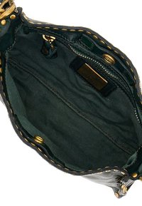 Interno di una borsa in pelle verde con una texture liscia, hardware dorato e una fodera in tessuto a righe. Presenta una tasca con zip e chiusure a bottone.