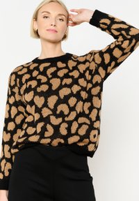 Schwarzer und brauner Leopardenmuster-Pullover mit Rundhalsausschnitt, gerippten Bündchen und lockerer Passform; aus einem weichen, strukturierten Strickstoff gefertigt.