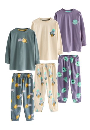Trys vaikiškų pižamų komplektai su ilgomis rankovėmis ir kelnėmis, dekoruoti saulės, raketos ir planetos kosmoso tema spausdiniais nuspalvintais švelniais atspalviais.