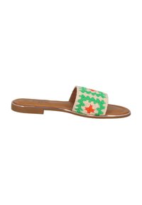 Platt slidesandal med en flätad rem med ett grönt, orange och beige geometriskt mönster, kompletterad med en mjuk brun sula.