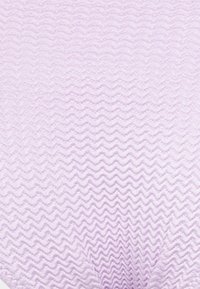 Tecido lilás texturizado com um padrão em zigue-zague, superfície suave, com um leve brilho que cria reflexos subtis.