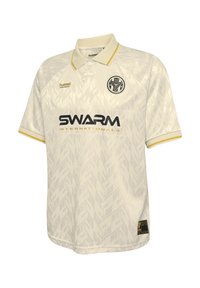 Vit polo-shirt med geometriskt mönster, gula accenter vid kragen och ärmarna, med en logotyp och "SWARM INTERNATIONALS"-märkning.