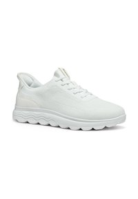 Scarpa atletica bianca con parte superiore in rete traspirante, dettagli in pelle texture, suola arrotondata e design delle stringhe simmetrico.