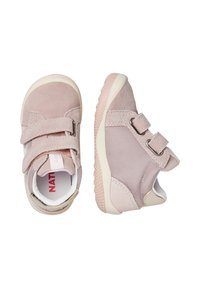 Scarpe per bambini di colore rosa chiaro, realizzate in suede e tessuto, con suola testurizzata, punta rotonda e doppie cinghie in velcro per una calzata sicura.
