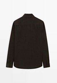 Langärmliges Hemd aus dunkelbraunem Baumwollstoff. Verfügt über einen spitzen Kragen, Knopfmanschetten und einen abgerundeten Saum. Glatte Textur ohne sichtbare Muster.