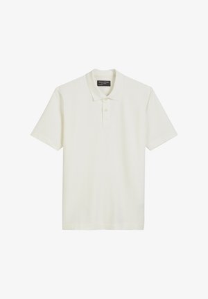 Biała koszulka polo wykonana z teksturowanej tkaniny, z klasycznym kołnierzykiem, zapięciem na trzy guziki i krótkimi rękawami.