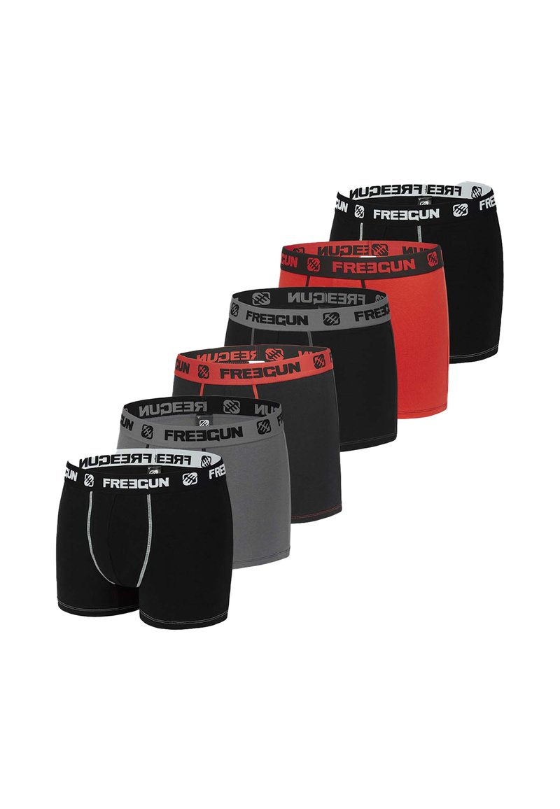 Paquet de cinq boxers en noir, gris et rouge. Mélange de coton, avec des ceintures élastiques portant le logo "FREEGUN" aux couleurs contrastées.