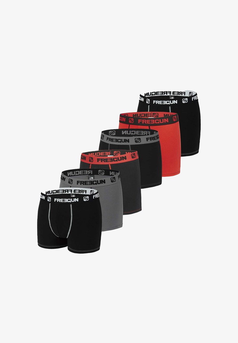 Paquet de cinq boxers en noir, gris et rouge. Mélange de coton, avec des ceintures élastiques portant le logo "FREEGUN" aux couleurs contrastées.