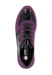 Baskets violettes et noires avec une finition brillante en vernis et un tissu texturé. Comprend des lacets et une fermeture éclair sur le côté. L'intérieur porte le logo de la marque.